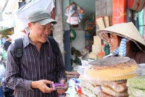 Author Vu Vo leading a street food tour.